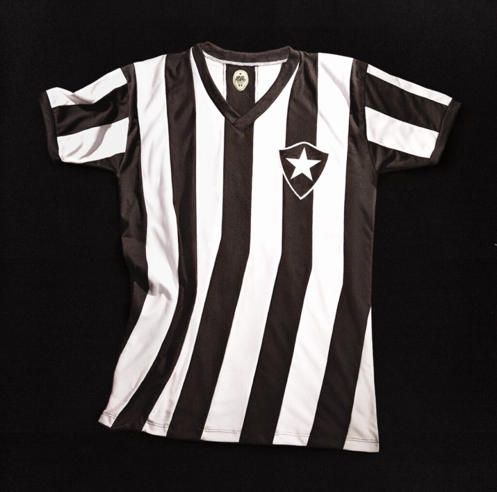 Imagem Ilustrando a Notícia: Com listras tortas, Botafogo lança camisa em homenagem a Garrincha