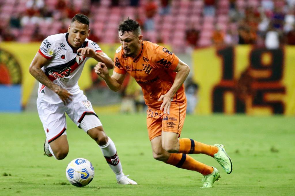 Imagem Ilustrando a Notícia: Com dois gols de Mikael, Sport vence o Atlético-GO na Arena Pernambuco