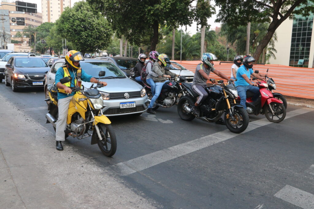 Imagem Ilustrando a Notícia: Reservados para motociclista, ‘motoboxs’ são desrespeitados