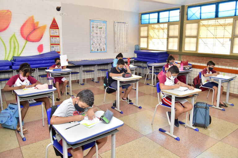 Imagem Ilustrando a Notícia: Liberou geral: Aparecida permite retorno das aulas presenciais, torcidas e eventos