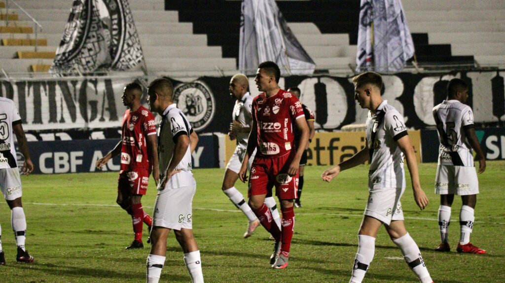 Imagem Ilustrando a Notícia: Com gol no último lance, Vila Nova empata com a Ponte Preta, fora de casa