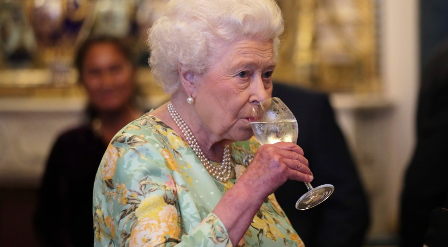 Imagem Ilustrando a Notícia: Mais chá e menos martíni: Aos 95 anos, Rainha Elizabeth II é aconselhada a parar de beber