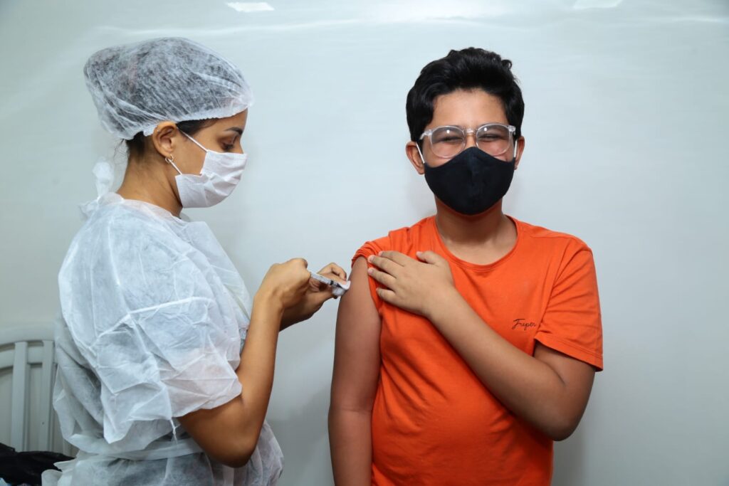 Imagem Ilustrando a Notícia: Cidades goianas poderão vacinar adolescentes acima de 12 anos mesmo sem presença dos pais