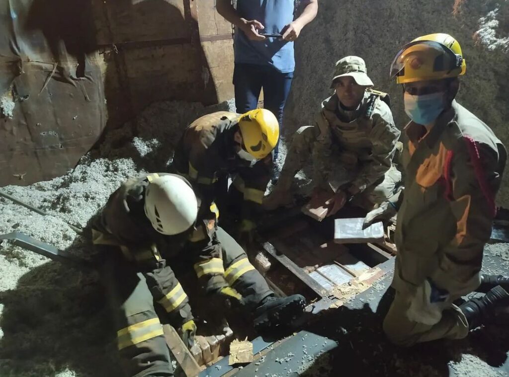 Imagem Ilustrando a Notícia: Polícia Rodoviária Federal apreende 500 quilos de cocaína encontrada em fundo falso de caminhão