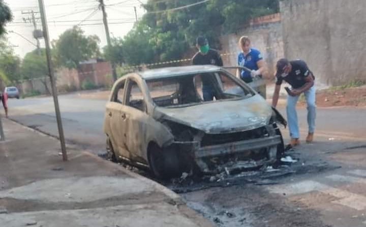 Imagem Ilustrando a Notícia: Corpo é encontrado carbonizado dentro de carro incendiado no Jardim Liberdade, em Goiânia