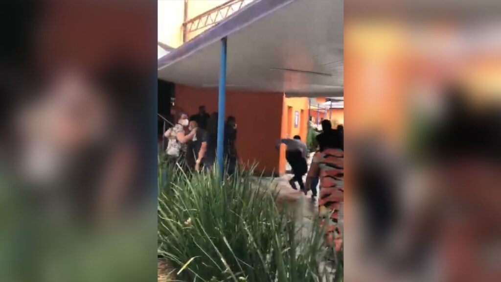 Imagem Ilustrando a Notícia: Novo vídeo mostra chutes e socos em confusão com professor Alcides