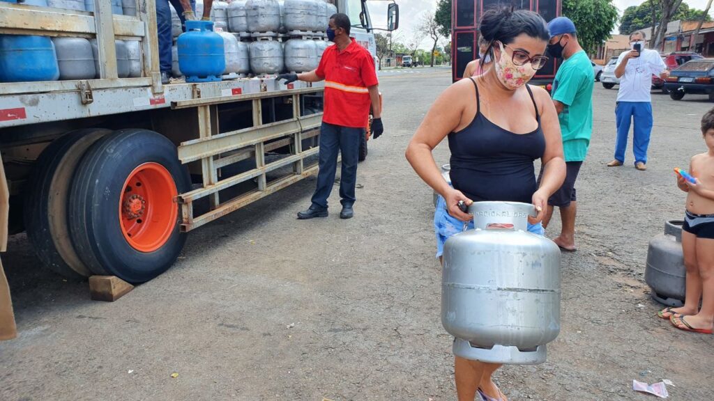 Imagem Ilustrando a Notícia: Sindicalistas protestam vendendo gás de cozinha a R$ 50 na região Noroeste de Goiânia