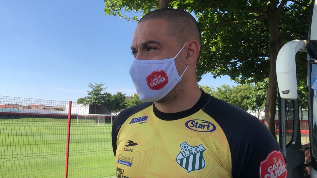 Imagem Ilustrando a Notícia: Ex-Atlético Goianiense, Rafael Roballo não vê “grande vantagem” da Aparecidense e quer postura ofensiva na decisão
