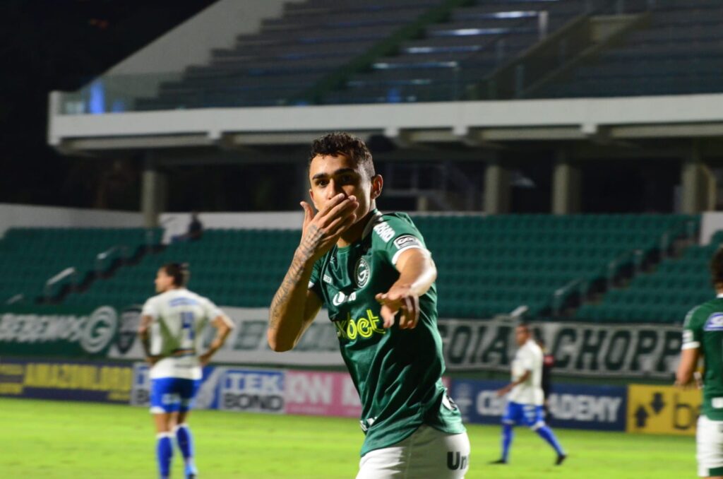 Imagem Ilustrando a Notícia: Goiás controla, vence o CSA e dorme na terceira posição na Série B