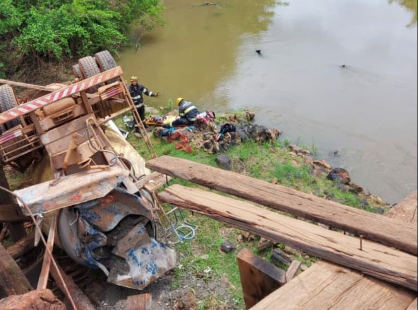 Imagem Ilustrando a Notícia: Veículo cai de altura de aproximadamente 7 metros, na ponte do Rio Santa Maria em Trindade