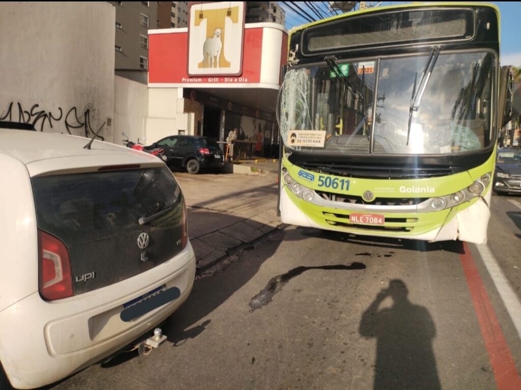 Imagem Ilustrando a Notícia: Colisão entre carro e ônibus do transporte coletivo congestiona Av. T-63, em Goiânia