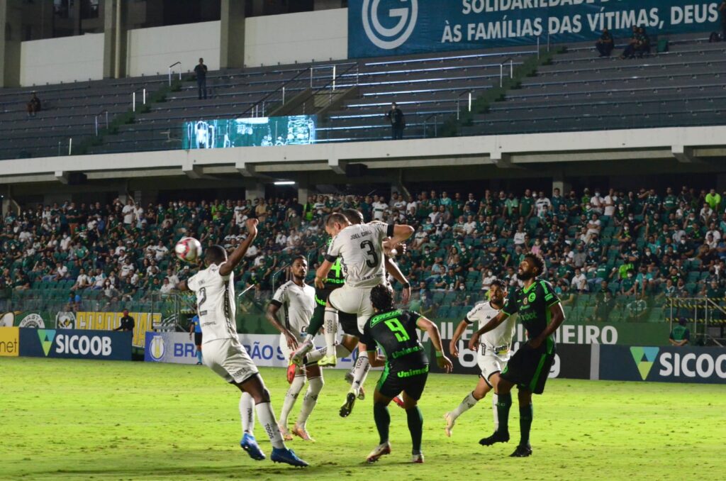 Imagem Ilustrando a Notícia: Com gols no início da partida, Goiás e Botafogo empatam na Serrinha