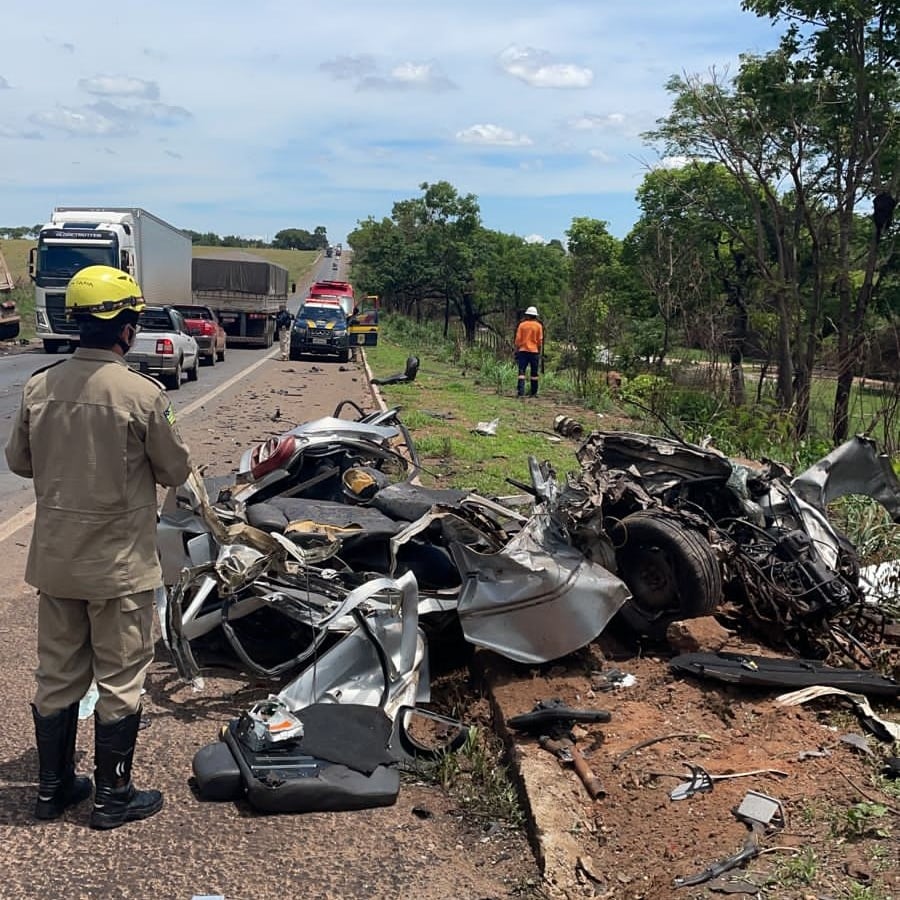 Imagem Ilustrando a Notícia: Veículo destruído: condutor de carro sobrevive após colisão com carreta, em Uruaçu