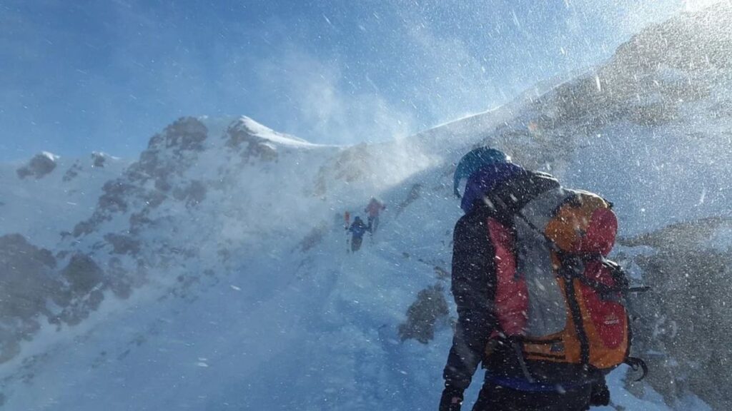 Imagem Ilustrando a Notícia: Alpinista perdido em trilha ignorou ligações do resgate por serem de número desconhecido