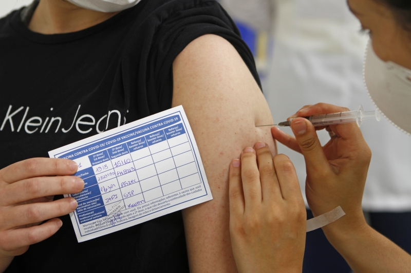 Imagem Ilustrando a Notícia: Barroso reautoriza demissão de não vacinados contra covid-19