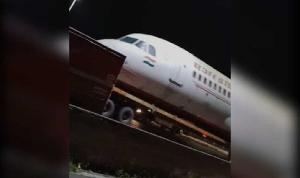 Imagem Ilustrando a Notícia: Avião fica preso em passarela de rodovia ao ser levado para novo dono, na Índia
