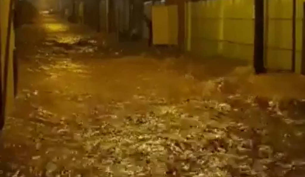 Imagem Ilustrando a Notícia: Com fortes chuvas, enxurrada invade casas e comércios de moradores do Bairro Feliz, em Goiânia
