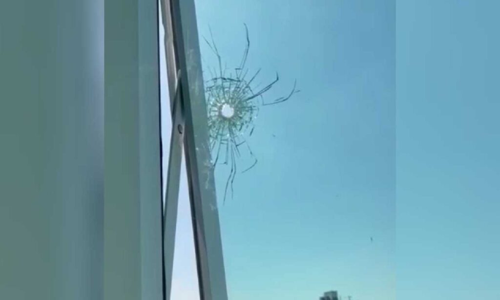 Imagem Ilustrando a Notícia: Janela de 34° andar de prédio é atingida por bala de arma de fogo em Goiânia