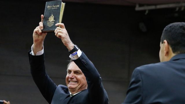 Imagem Ilustrando a Notícia: Bolsonaro reclama de decisão do STF que desobriga bibliotecas a disponibilizarem Bíblia