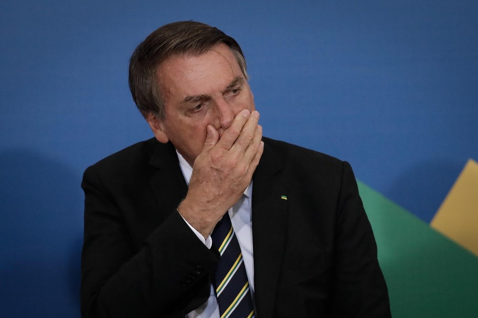 Imagem Ilustrando a Notícia: Por não usar máscara, Bolsonaro é multado durante visita ao litoral paulista