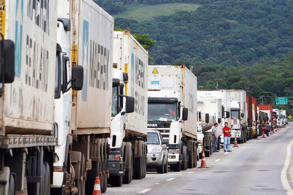Imagem Ilustrando a Notícia: Justiça proíbe bloqueio de rodovias por caminhoneiros em Goiás