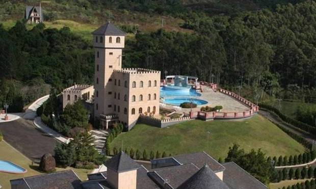 Imagem Ilustrando a Notícia: Conheça o castelo de R$ 30 milhões feito por ex-deputado federal que está à venda em Minas Gerais