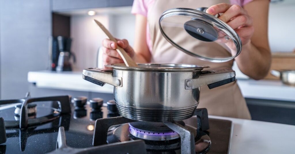 Imagem Ilustrando a Notícia: Gás de Cozinha: com alta no preço, aprenda a economizar e fazer o botijão render mais