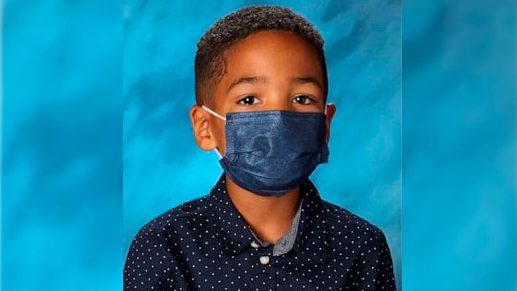 Imagem Ilustrando a Notícia: Criança que recusou tirar máscara para foto escolar viraliza e ganha prêmio pela boa conduta