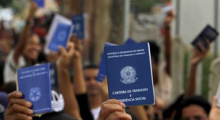 Imagem Ilustrando a Notícia: Desemprego recua para 8,9% e bate recorde de trabalhadores sem carteira assinada, aponta IBGE