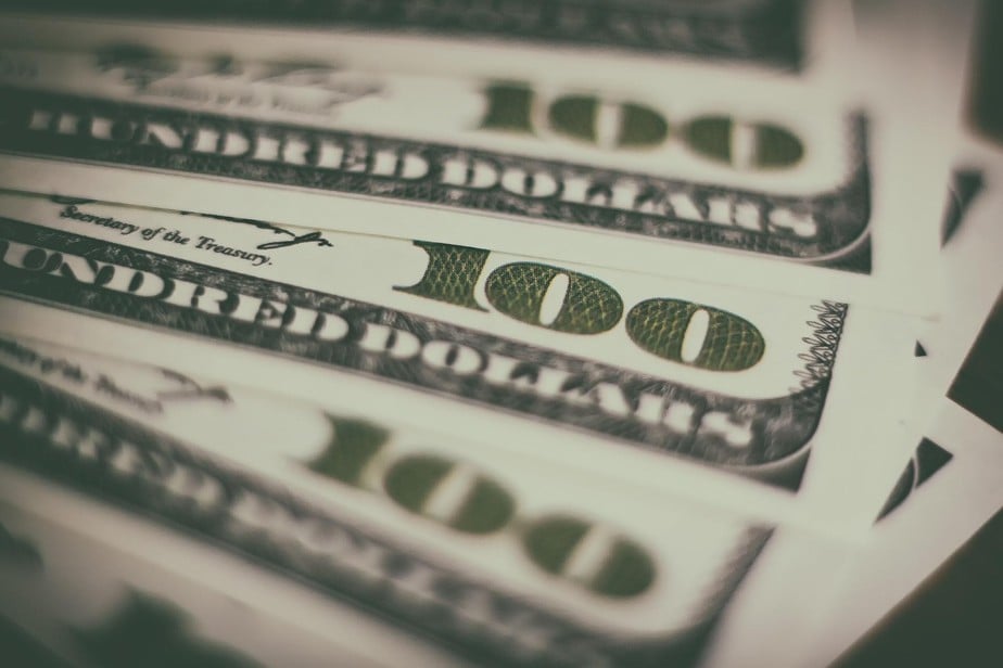 Imagem Ilustrando a Notícia: Após secretários do Ministério da Economia pedirem demissão, dólar bate R$ 5,70