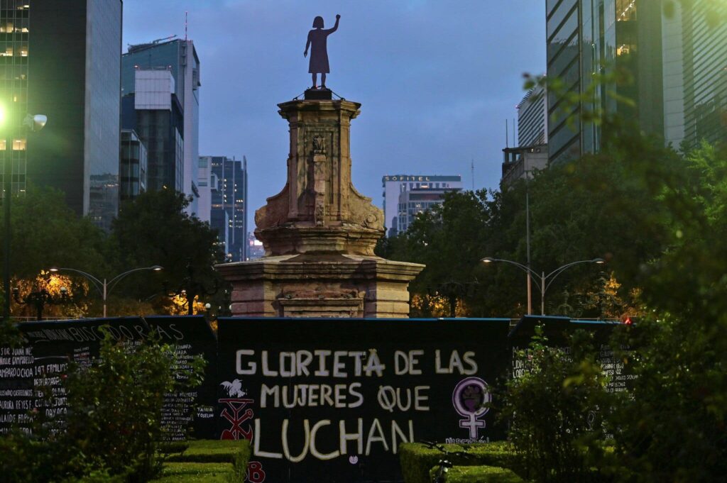 Imagem Ilustrando a Notícia: Estátua de Cristóvão Colombo é susbtituída por monumento à mulher indígena, na Cidade do México