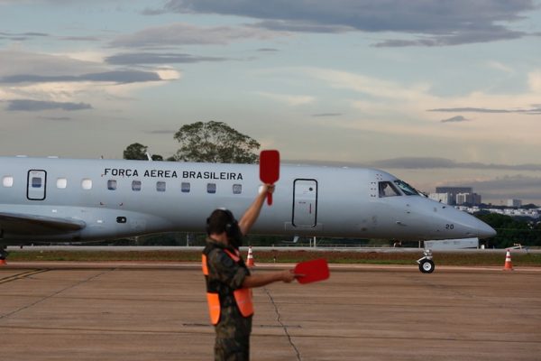 Imagem Ilustrando a Notícia: Frequentemente, ministros de Bolsonaro dão caronas injustificadas em voos oficiais