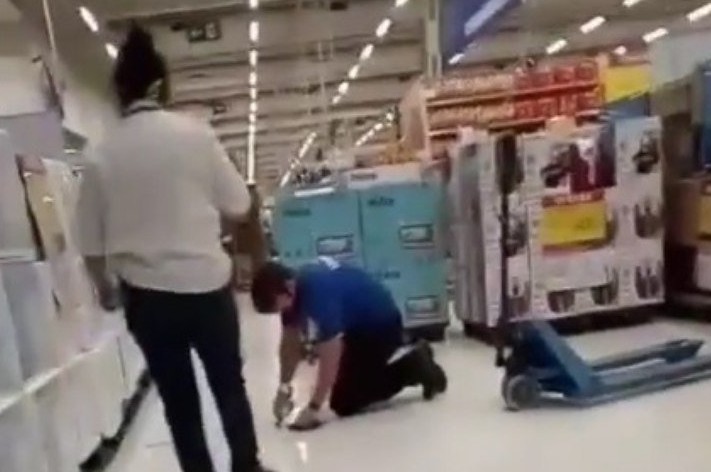 Imagem Ilustrando a Notícia: Imagens mostram gerente do Carrefour humilhando vendedor ajoelhado no chão; veja o vídeo