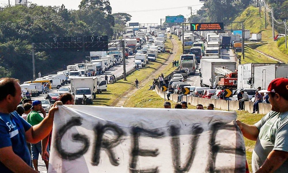 Imagem Ilustrando a Notícia: Centrais sindicais declaram apoio à greve de caminhoneiros marcada para 1º de novembro