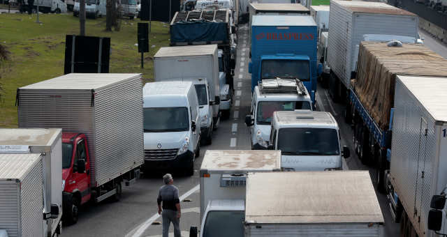 Imagem Ilustrando a Notícia: Apesar de pouca adesão, caminhoneiros dizem manter greve