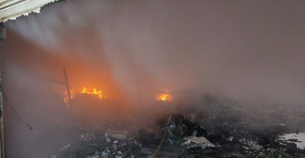 Imagem Ilustrando a Notícia: Incêndio atinge galpão de reciclagem na região Oeste de Goiânia nesta madrugada
