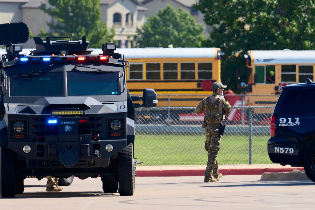 Imagem Ilustrando a Notícia: Aluno leva arma e deixa ao menos quatro pessoas feridas em escola no Texas, informa polícia