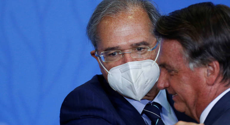 Imagem Ilustrando a Notícia: Pesquisa afirma que para 64% dos brasileiros, Bolsonaro deveria demitir Paulo Guedes