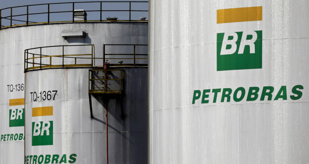 Imagem Ilustrando a Notícia: Entenda o novo aumento de 7,2% da Petrobras no gás de cozinha e na gasolina