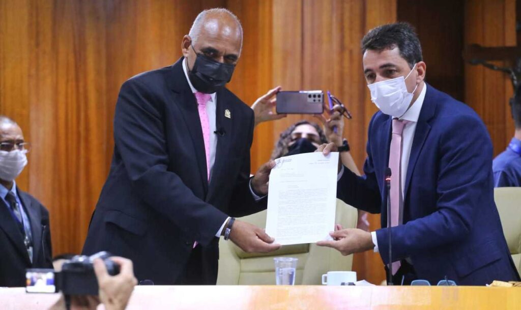 Imagem Ilustrando a Notícia: Com atraso, prefeito Rogério Cruz presta contas à Câmara de Goiânia