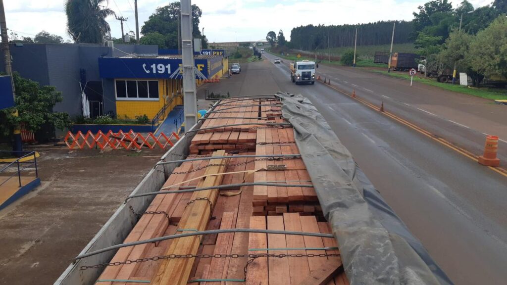 Imagem Ilustrando a Notícia: Caminhão carregado de madeira ilegal é apreendido pela PRF, em Jataí