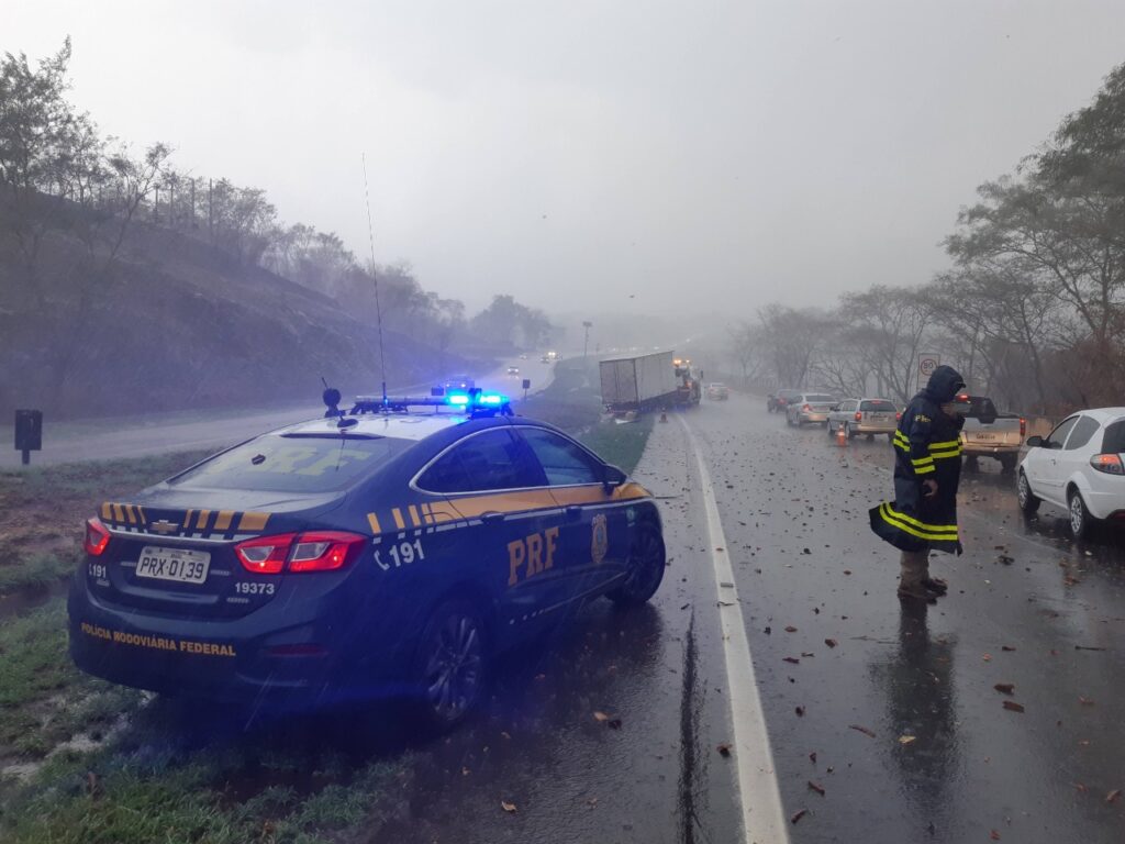 Imagem Ilustrando a Notícia: Com início do período chuvoso, PRF alerta motoristas sobre condução em pista molhada