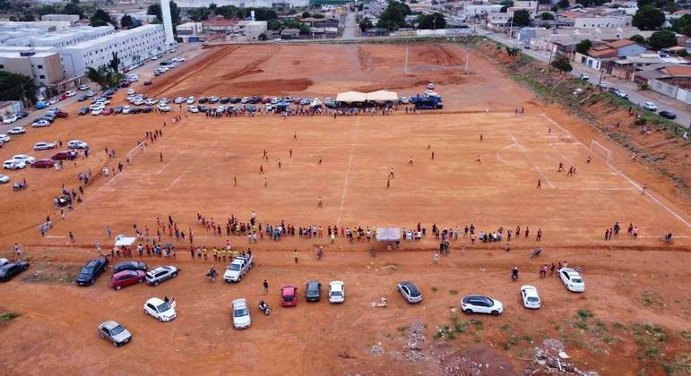 Imagem Ilustrando a Notícia: Redemoinho de poeira interrompe jogo de futebol em Águas Lindas de Goiás; veja vídeo