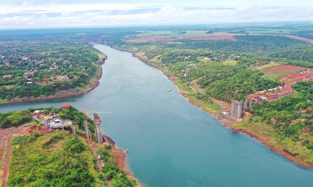 Imagem Ilustrando a Notícia: Rio Paraná aciona alarme climático ao atingir seu menor nível desde baixa recorde, em 1944