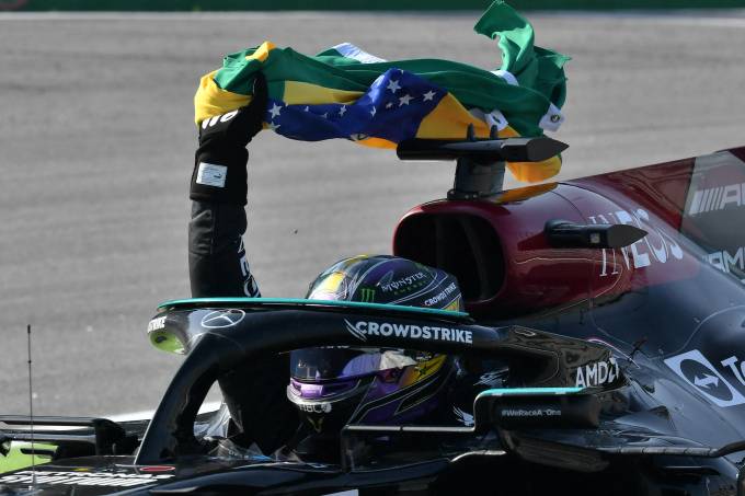 Imagem Ilustrando a Notícia: Hamilton ganha GP São Paulo de F1 e homenageia Senna