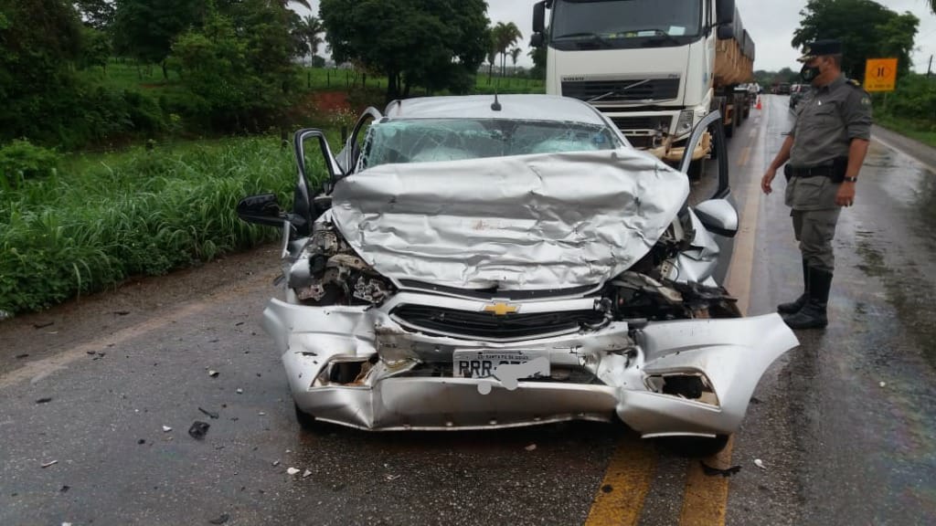 Imagem Ilustrando a Notícia: Quatro pessoas da mesma família morrem em colisão entre carro e caminhão na BR 070
