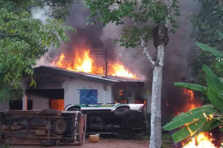 Imagem Ilustrando a Notícia: Incendiado por garimpeiros há 4 anos, escritório do Ibama no rio Madeira ainda está fechado