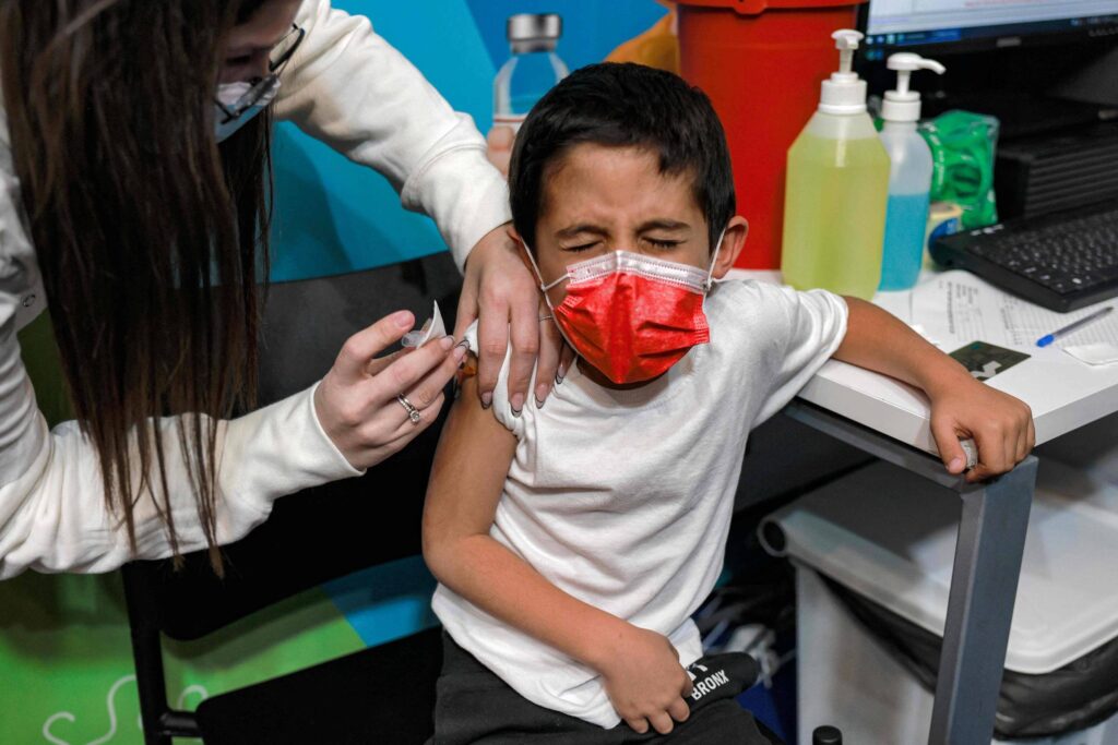 Imagem Ilustrando a Notícia: Crianças de 6 meses a 5 anos podem ser vacinadas caso pedido da Pfizer seja aceito pela Anvisa