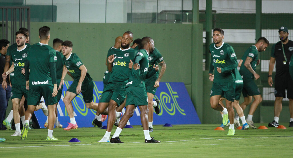 Imagem Ilustrando a Notícia: Goiás enfrenta Guarani em jogo direto que pode colocar equipe esmeraldina na Série A