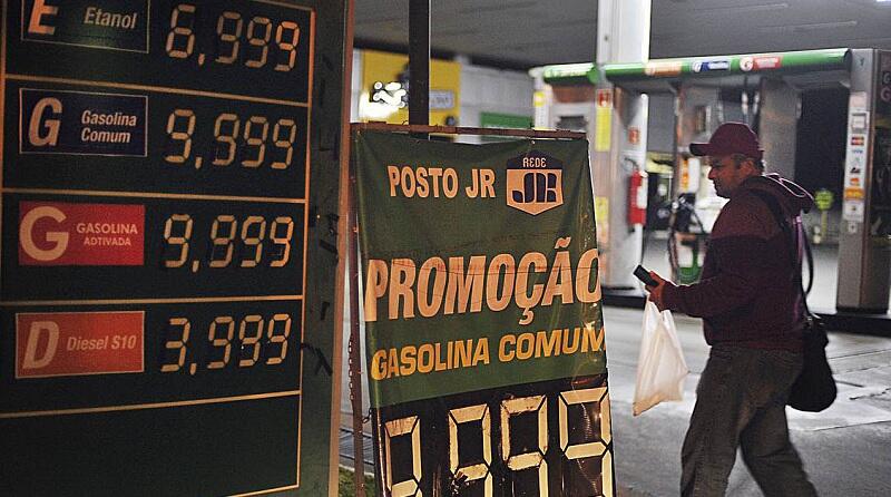 Imagem Ilustrando a Notícia: Prevista para chegar aos R$ 10, valor da gasolina criará confusão com decimais. Entenda